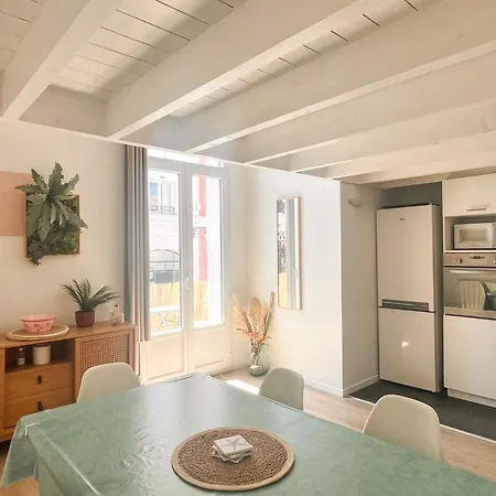 Large 2 Bedrooms Duplex - Center & Free Parking *